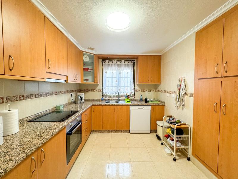 Foto e844aad4-8821-4e3f-a4ec-90038cbcf9d8. Alquiler casa disponible desde 15 de agosto para todo el año.esta encantadora casa en san miguel ofrece un estilo de vida cómodo y moderno, con en San Miguel de Salinas