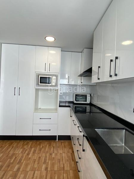 Foto 74e0f54c-19c9-474c-9371-d6c061f34147. Alquiler piso disponible desde ya para todo el añoeste acogedor piso de tres habitaciones se encuentra en una de las zonas más tranquilas y atra en Santa Pola