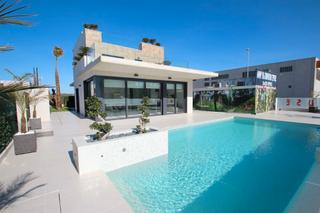 House en San Miguel de Salinas. Conjunto de villas independientes situadas en una zona elevada d