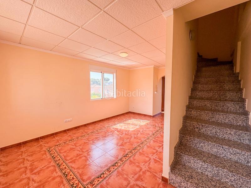 Foto 524953a6-cd93-43c4-b31d-3b0a0ee8e569. Casa oportunidad en las filipinas vivienda semi adosada con piscina privadaubicada en la tranquila y bien comunicada urbanización las en San Miguel de Salinas