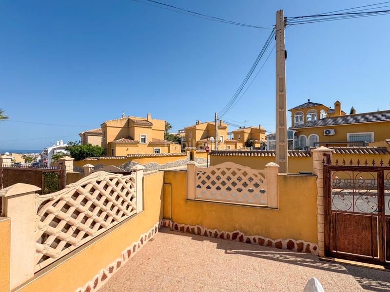 Foto 8df54962-0524-4b99-a5e1-4094302c6fbd. Casa oportunidad en las filipinas vivienda semi adosada con piscina privadaubicada en la tranquila y bien comunicada urbanización las en San Miguel de Salinas