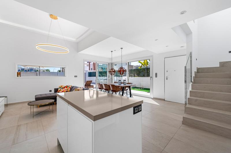 Foto c655eaa9-6bef-461a-ac33-dacb054ca460. Xalet amb aparcament piscina a El Raso Guardamar del Segura