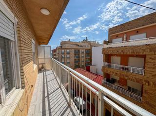 Lloguer Pis a Gaspar Perelló. Disponible desde septiembre a 30 junio. esta vivienda en la mata