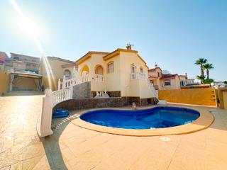 Maison à Rojales. Se vende magnífica villa situada en una de las zonas más altas y