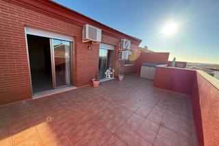 Miete Dachwohnung in Pilar de la Horadada Ciudad. Disponible desde ya para largo plazodescubre este magnífico átic