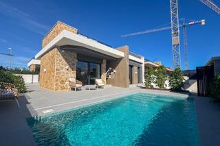 Casa en Rojales. Descubre esta elegante villa de lujo en un exclusivo residencial