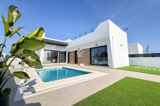 Casa a San Miguel de Salinas. Este chalet independiente, con 107 m construidos en una parcela