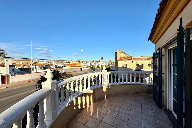 Foto 3e1b92e7-0e76-47a1-8af0-b3d986cc4c59. Alquiler casa disponible desde 1 diciembre para larga temporada.esta impresionante casa unifamiliar independiente se encuentra en una ubicación en Orihuela