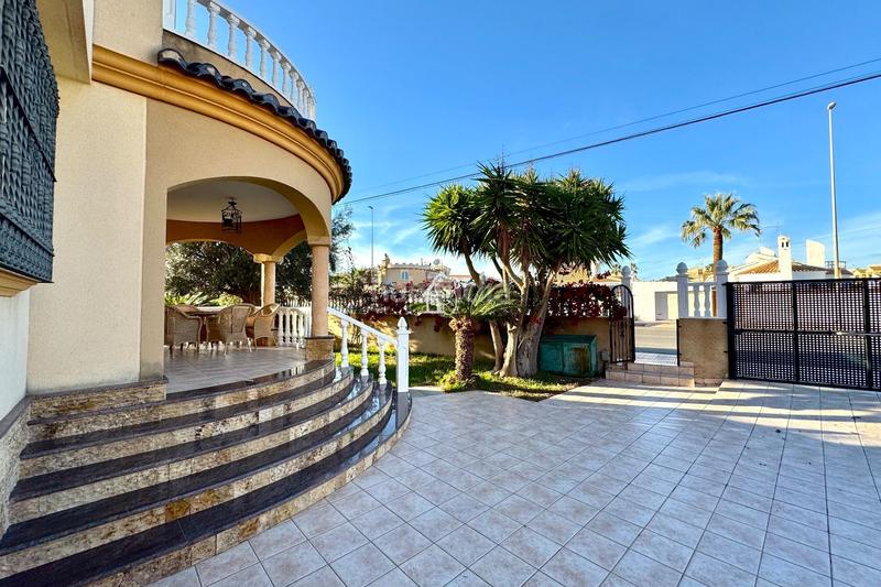 Foto bf32d76e-b5a0-4137-8b6d-2ae9033b96ac. Alquiler casa disponible desde 1 diciembre para larga temporada.esta impresionante casa unifamiliar independiente se encuentra en una ubicación en Orihuela