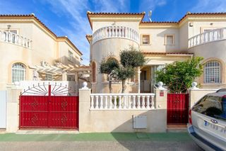 Lloguer Casa adossada a Parque Acuático - Sector 25. Disponible desde ya para larga duraciondescubre este luminoso y