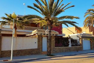 Miete Chalet in Cabo Roig. Disponible desde mayo para larga duraciondescubre esta magnífica