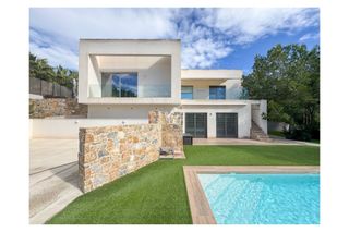 Casa en San Miguel de Salinas. Ubicada en el exclusivo entorno de las colinas golf, esta magníf