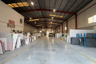 Nave industrial en Almoradí. Se ofrece nave industrial de 820 m construidos, ubicada sobre un