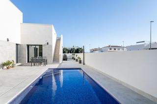 Casa a Daya Nueva. Bonita villa en daya nueva
