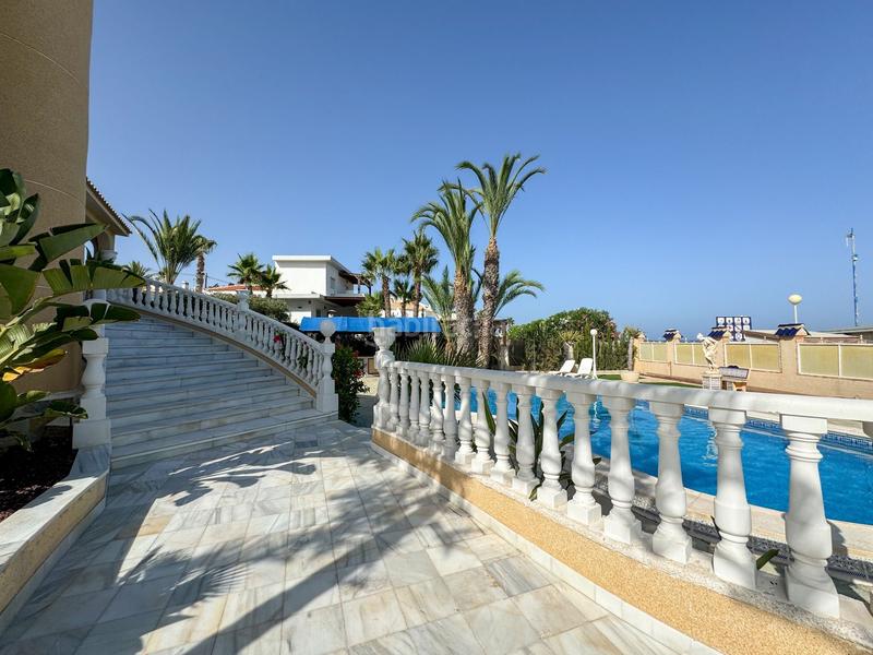 Foto 38678058-d20d-47fe-854d-ea0426455a24. Alquiler chalet villa de lujo en primera linea en cala capitan en Orihuela