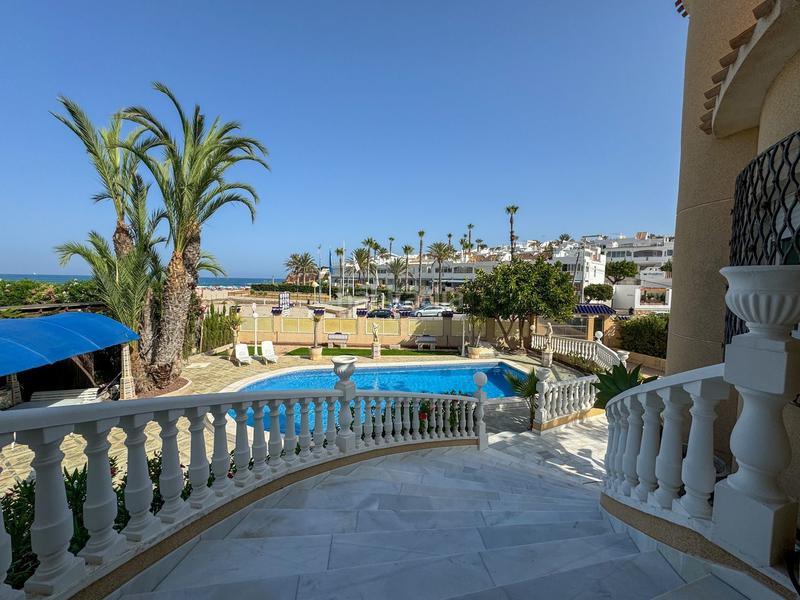 Foto b099ee6b-ca4d-48a0-90af-5f7dc7f653e3. Alquiler chalet villa de lujo en primera linea en cala capitan en Orihuela
