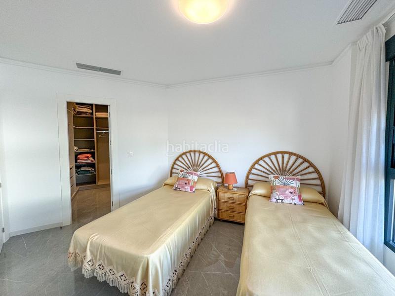 Foto c437cfeb-feda-4be2-8427-5b8029b7af84. Alquiler chalet villa de lujo en primera linea en cala capitan en Orihuela