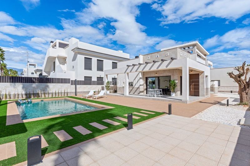 Foto fd9b2ae9-1a4e-4caf-93c0-075df8fc4cb7. Xalet amb piscina a Rojales
