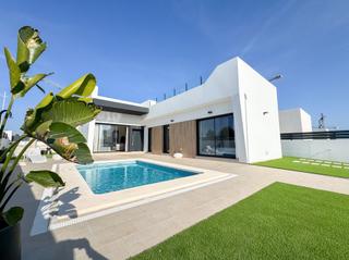 Casa en San Miguel de Salinas. Villa independiente con posibilidad de piscina privada en san mi