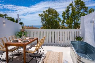 Casa adossada a Zona Centro Comercial Torrequebrada. Oportunidad única de compra! inmueble reformado con vistas al ma