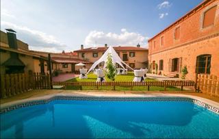 Chalet  De villalpando. Casa de 2 pisos con jardín y piscina en montamarta     zamora en