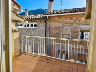 Maison jumele  Travessera de les coromines. Casa en la pobla de lillet con terraza, garaje y calefaccin