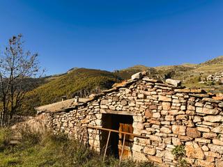 Mas à Castellar de n´Hug. Se vende casa de piedra con jardín y terreno para obrar en caste