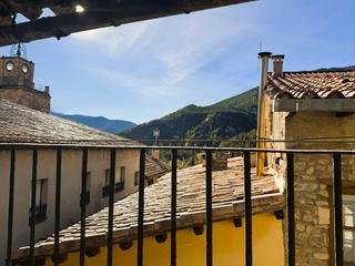 Casa adossada a Bagà. Casa a la venda para reformar en el centro de baga