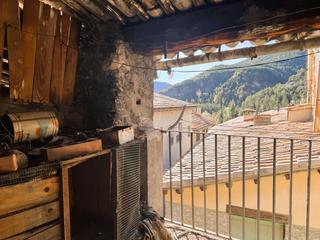 Casa adossada a Bagà. Casa a la venda para reformar en el centro de baga