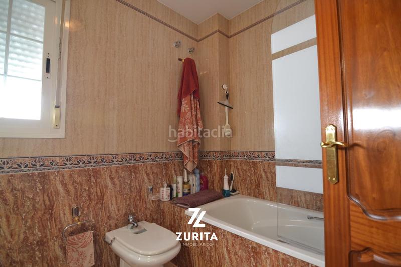 Foto ac2569b7-3bf2-4f1e-b7e4-8e7c1a4f8037. Casa pareada en calle fuente obejuna 12 casa en esquina con garaje doble, terrazas y patio en los olivos borrachos en Córdoba