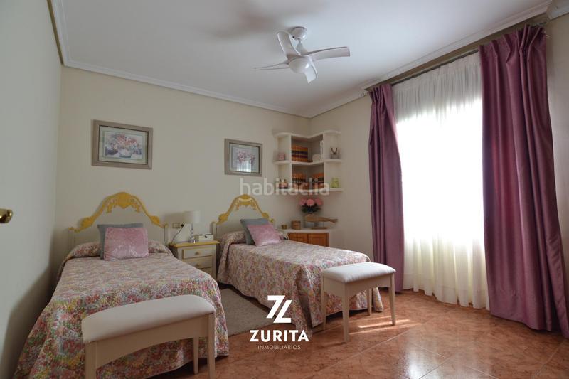 Foto b4fb5ac2-dc0d-4e51-9225-69430b8d3748. Casa pareada en calle fuente obejuna 12 casa en esquina con garaje doble, terrazas y patio en los olivos borrachos en Córdoba