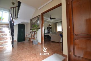 Casa pareada en Calle fuente obejuna 12. Casa en esquina con garaje doble, terrazas y patio en los olivos