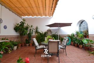 Casa aparellada a Calle fuente obejuna 12. Casa en esquina con garaje doble, terrazas y patio en los olivos