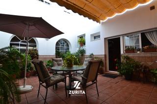 Casa aparellada a Calle fuente obejuna 12. Casa en esquina con garaje doble, terrazas y patio en los olivos