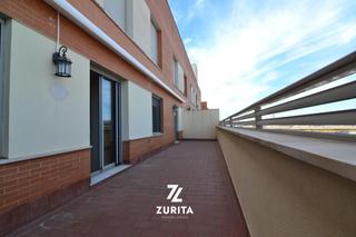 Pis a Calle martin gaite 1. Piso con gran terraza y cochera en el vial