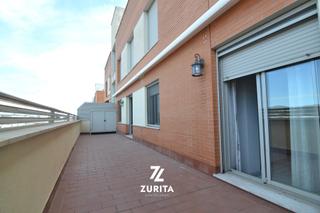 Piso en Calle martin gaite 1. Piso con gran terraza y cochera en el vial