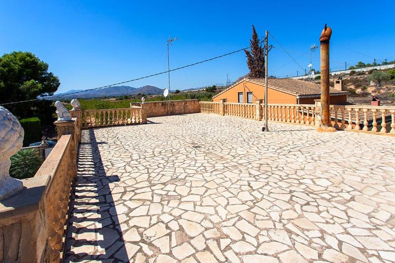 Foto 5726021a-bc71-4f64-8cfb-fbd4eee83ce7. Casa amb aparcament a Novelda