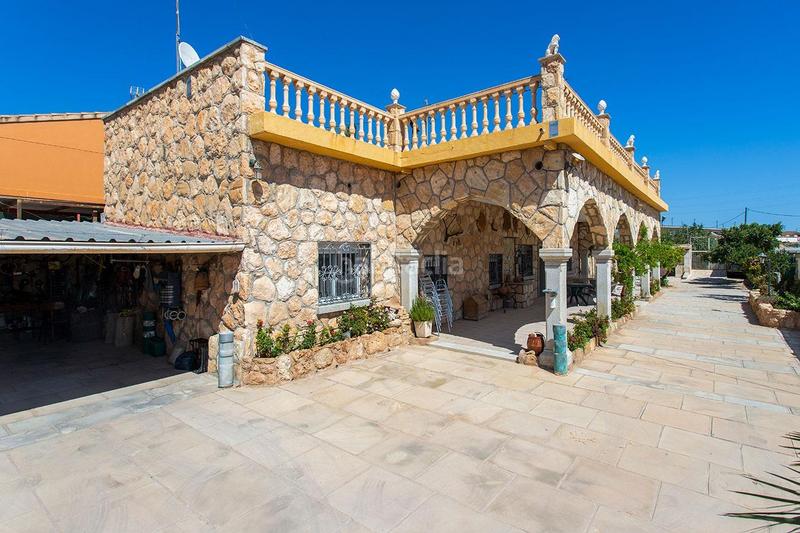 Foto a364e963-c4e5-4f32-872b-d11d74345fe9. Casa amb aparcament a Novelda