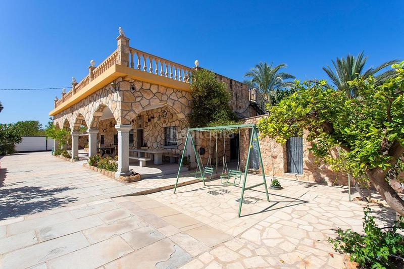 Foto bd7cfbf3-ecd1-4410-bbac-fb869ea58a49. Casa amb aparcament a Novelda