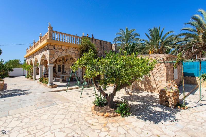 Foto ebed97e7-a971-48e0-a190-6ff843f38287. Casa amb aparcament a Novelda