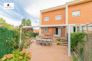 Casa adossada a Santa Teresa. Vivienda de 6 habitaciones en zona tranquila de colmenar viejo