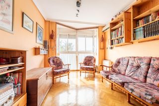 Appartement à Las Vegas-El Pozanco-Adelfillas. Piso de 3 habitaciones con piscina, 2 garajes y trastero en colm