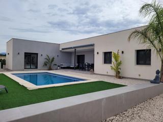 Xalet a Monforte del Cid. Villa en venta en orito, 5 dormitorios.