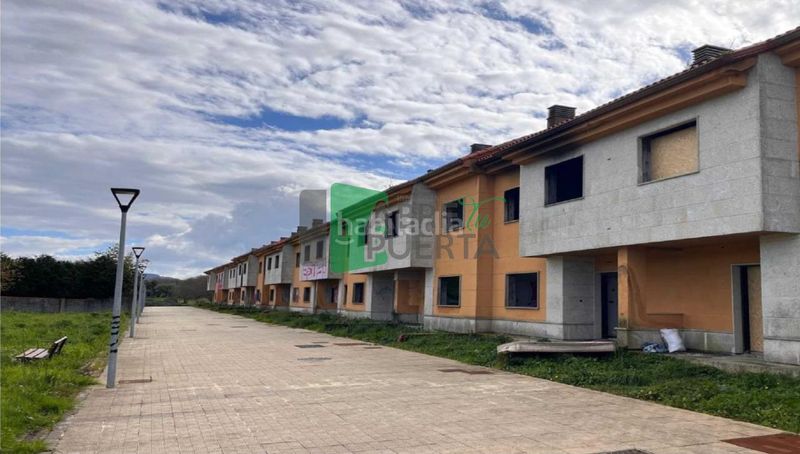 Foto a37a48cb-88ba-42fd-a81e-e02b4d5e91e7. Casa adossada amb aparcament piscina a A Malata - Catabois - Ciudad Jardín Ferrol