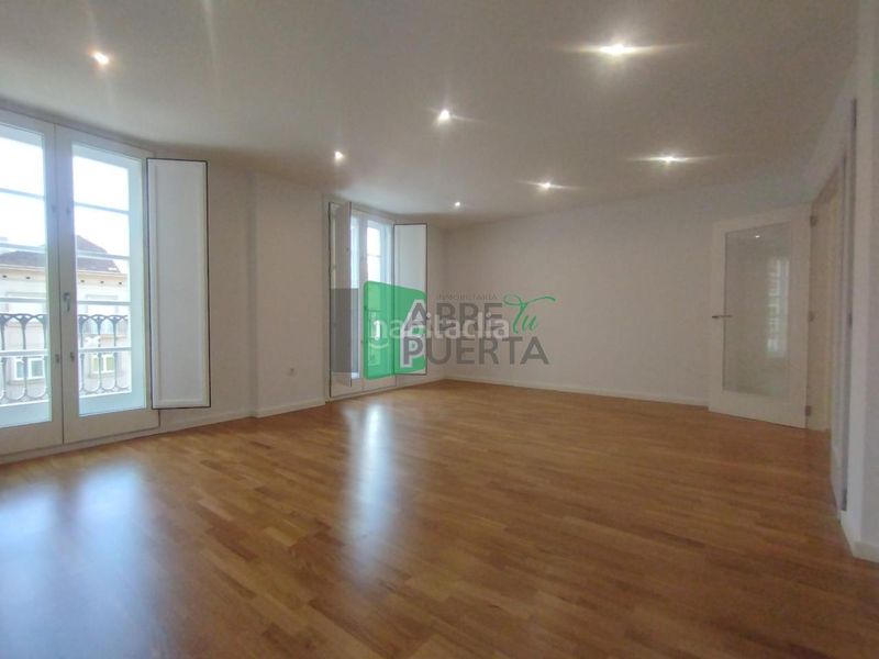 Foto d74015b6-1995-45d4-aca9-2903830b0ec7. Piso en Centro Ourense