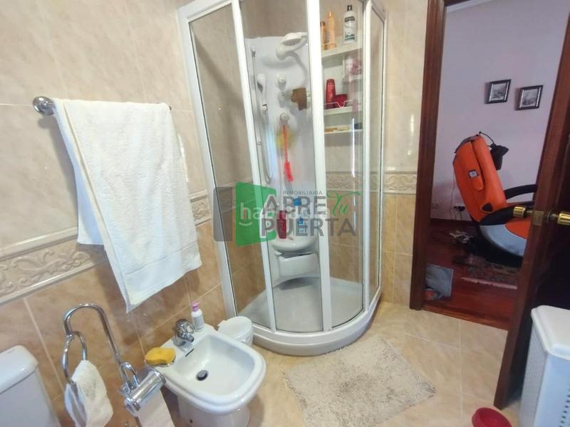 Foto f38cd97e-2199-4937-ad05-a62c22a85d5a. Chalet mit parking in A Carballeira Ourense