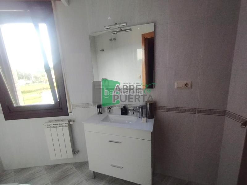 Foto 46612ba7-1f53-43d0-a0a5-234581ed95f2. Casa adossada amb calefacció aparcament a San Cibrao das Viñas