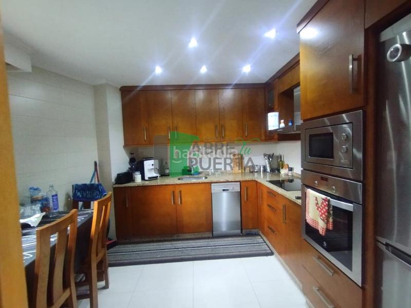 Foto bffbab8a-aaa5-4af6-98ed-f400d1802f34. Casa adossada amb calefacció aparcament a San Cibrao das Viñas