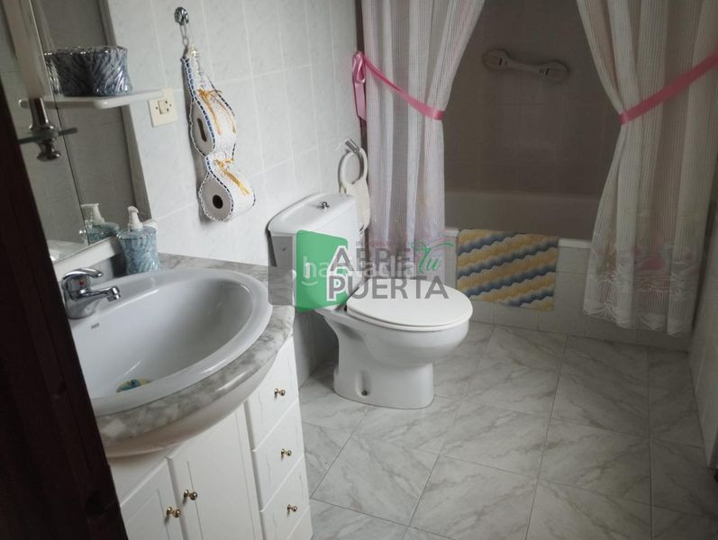 Foto b3f836f7-a754-4794-8f93-6cc9a5a6bcf0. House with parking in Punxín