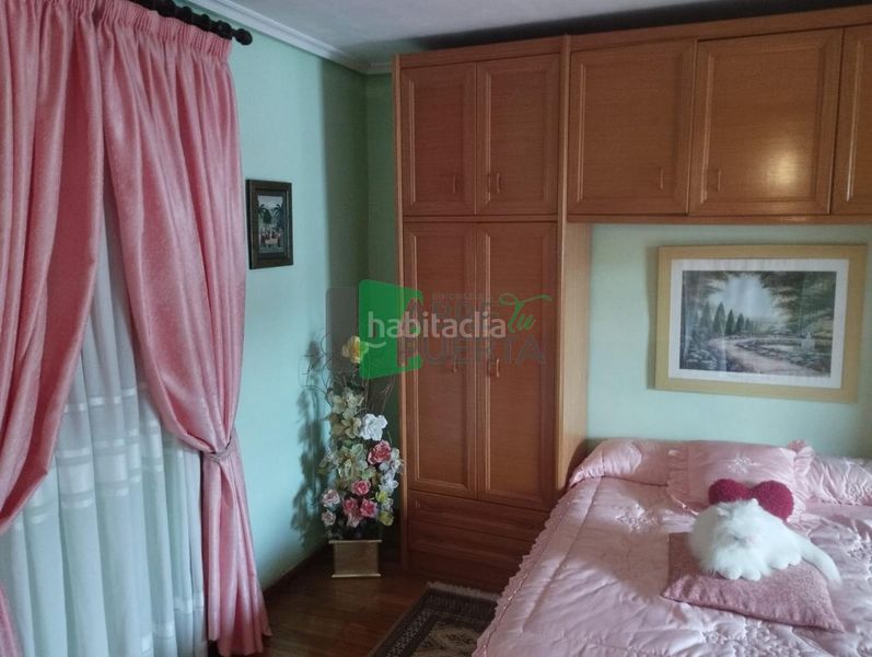 Foto b7e8e6ff-7949-41c8-a0ca-951d4ab3b11a. House with parking in Punxín